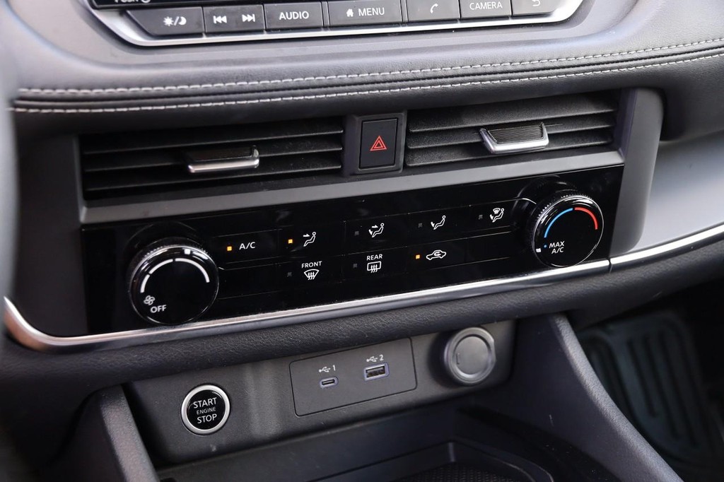 Nissan Rogue Vehicle Full-screen Gallery Image 18