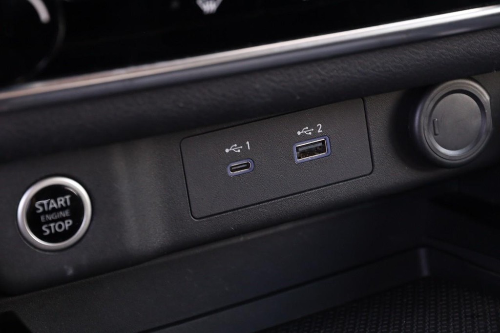 Nissan Rogue Vehicle Full-screen Gallery Image 19