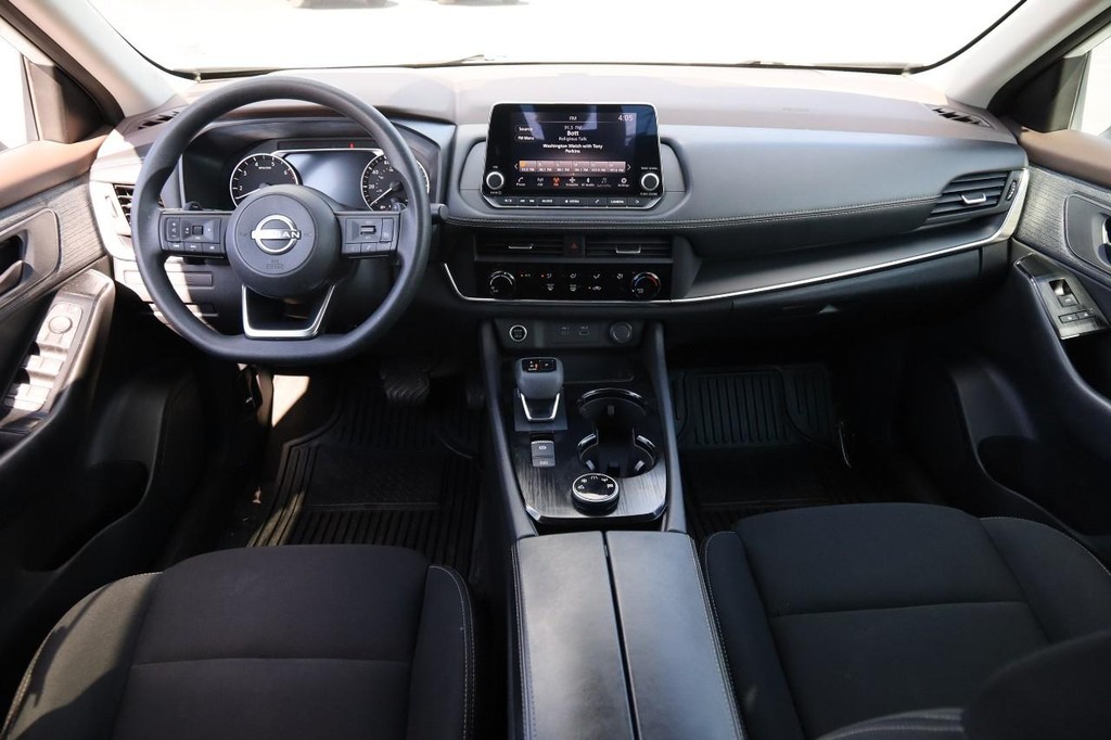 Nissan Rogue Vehicle Full-screen Gallery Image 22