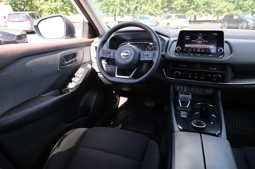 Nissan Rogue Vehicle Full-screen Gallery Image 23