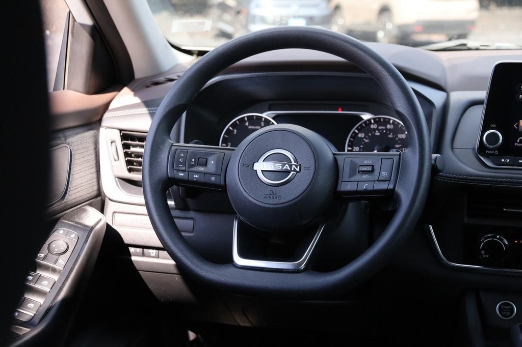 Nissan Rogue Vehicle Full-screen Gallery Image 24