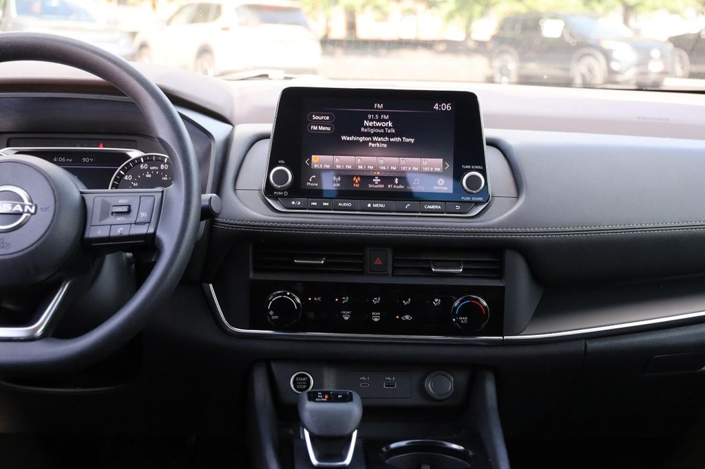 Nissan Rogue Vehicle Full-screen Gallery Image 25