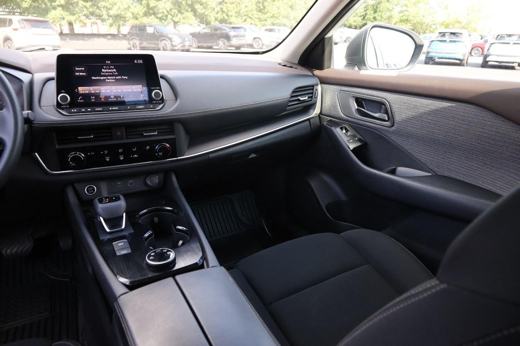 Nissan Rogue Vehicle Full-screen Gallery Image 26