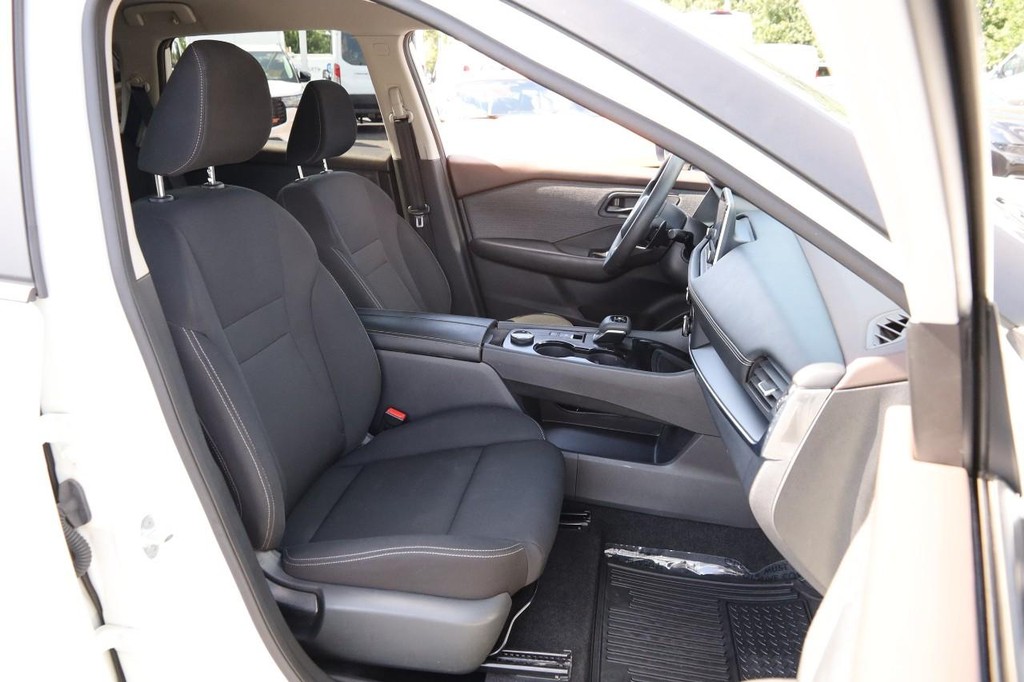 Nissan Rogue Vehicle Full-screen Gallery Image 27
