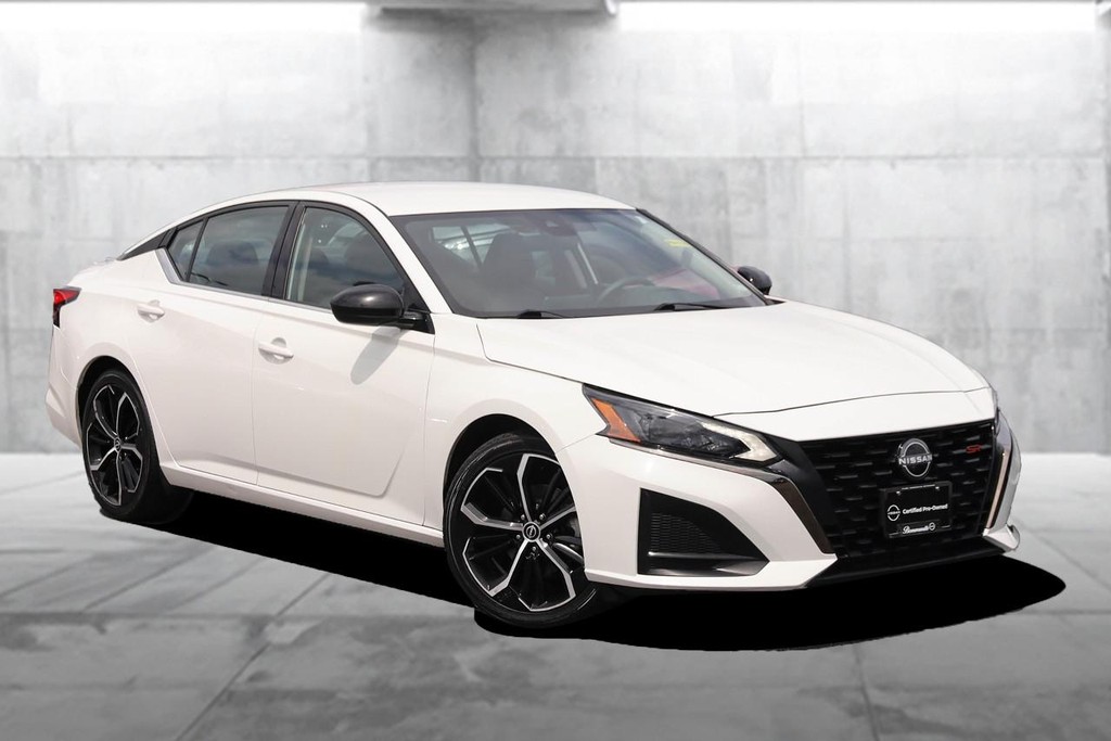 Nissan Altima Vehicle Image 02