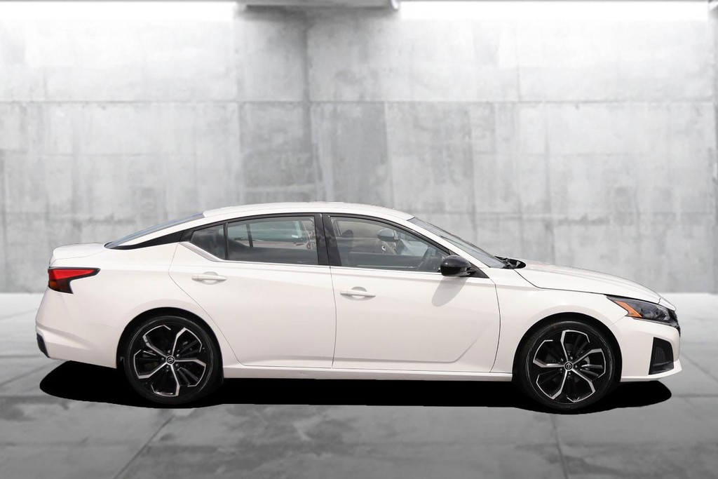 Nissan Altima Vehicle Image 05