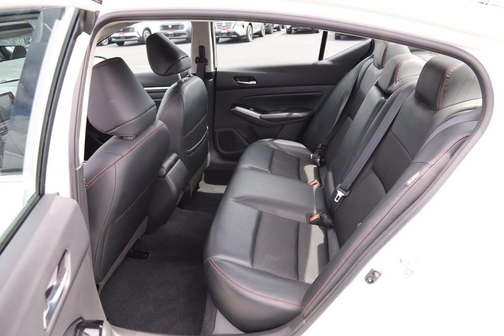 Nissan Altima Vehicle Image 08