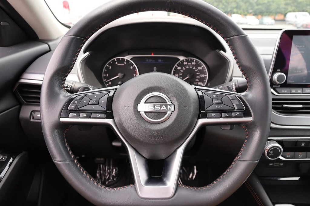 Nissan Altima Vehicle Image 09