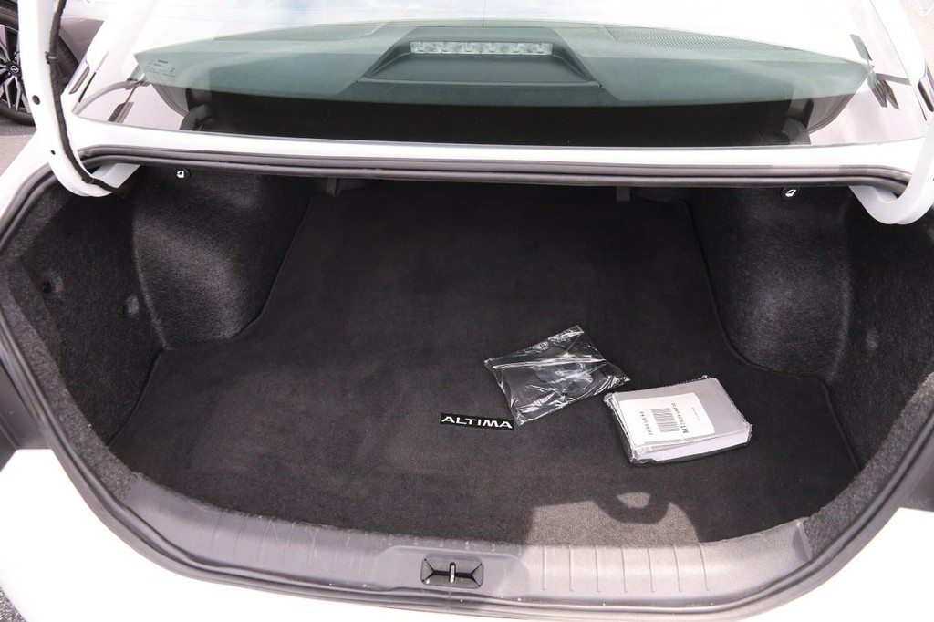 Nissan Altima Vehicle Image 11