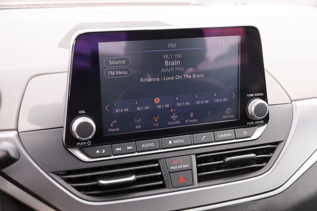 Nissan Altima Vehicle Image 15