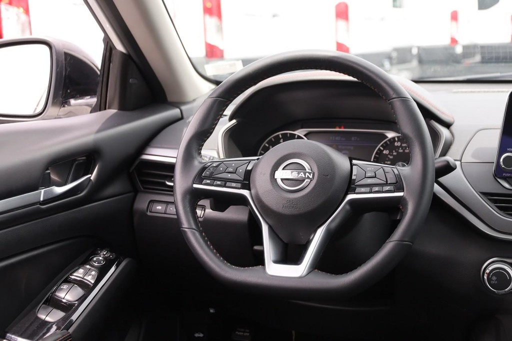 Nissan Altima Vehicle Image 21