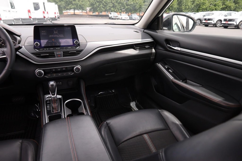 Nissan Altima Vehicle Image 23
