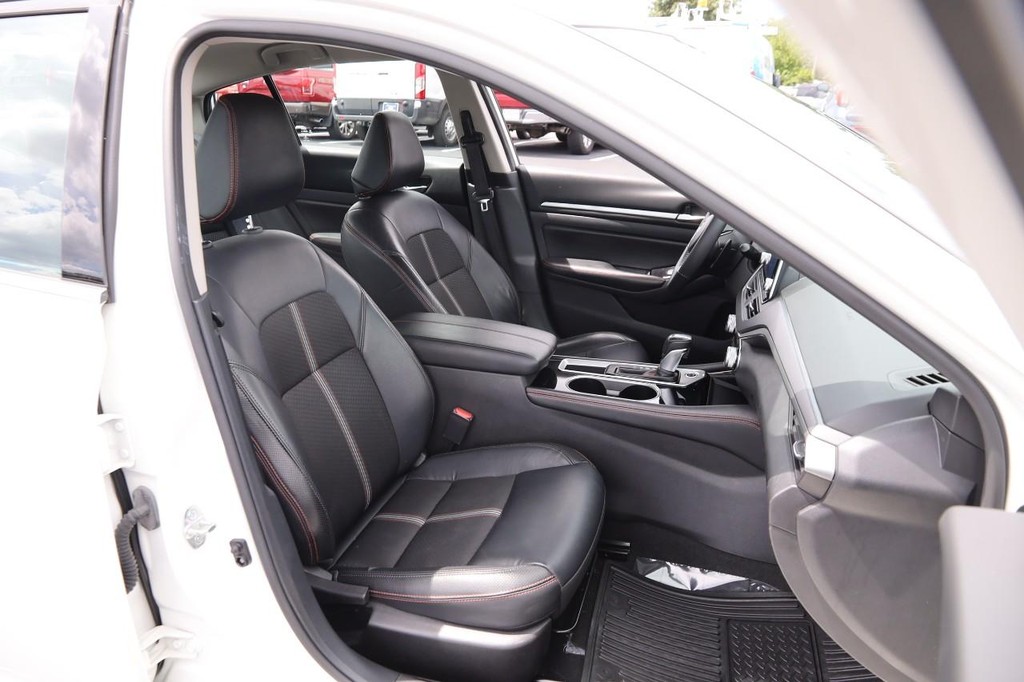 Nissan Altima Vehicle Image 24