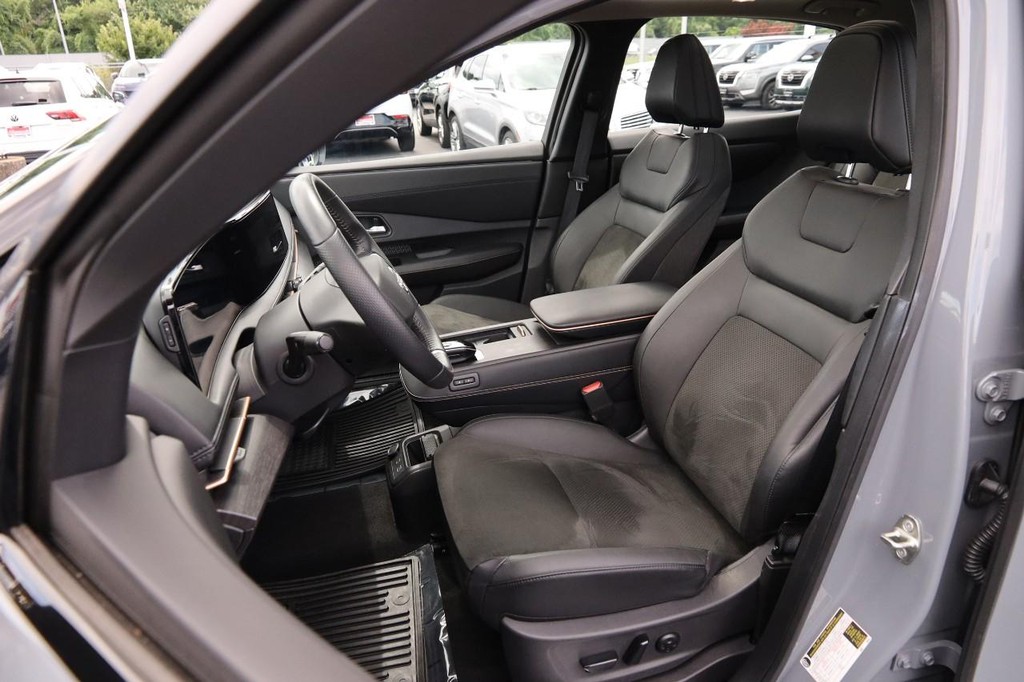 Nissan ARIYA Vehicle Full-screen Gallery Image 10