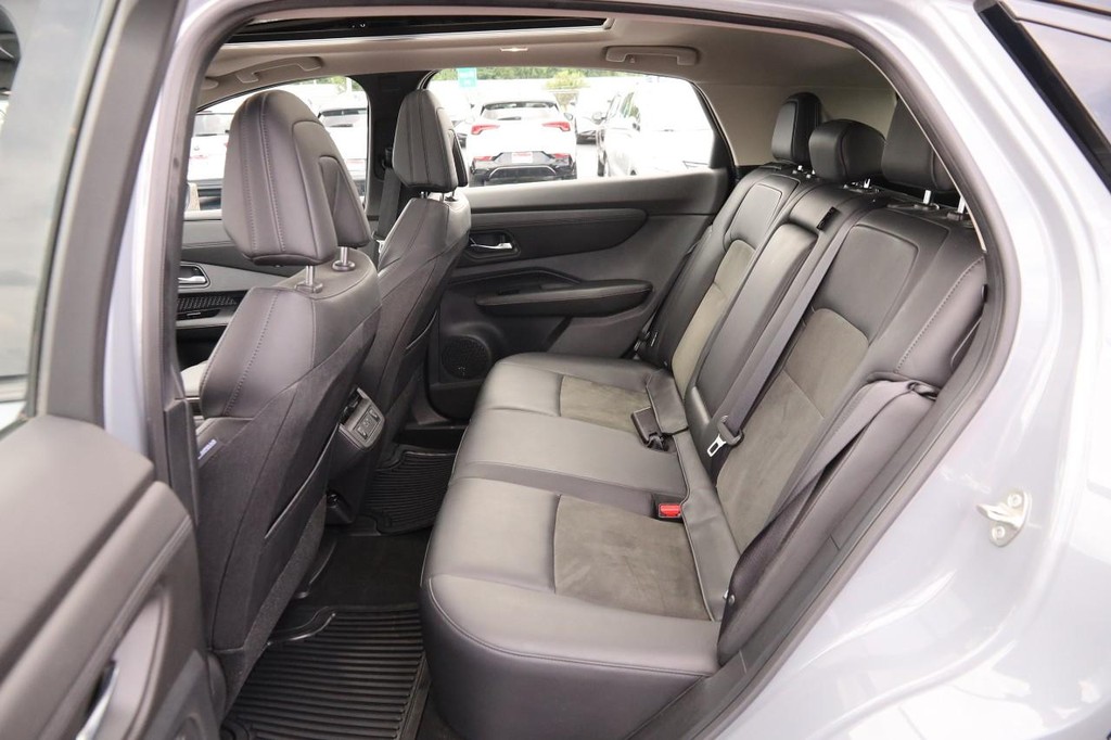 Nissan ARIYA Vehicle Full-screen Gallery Image 11