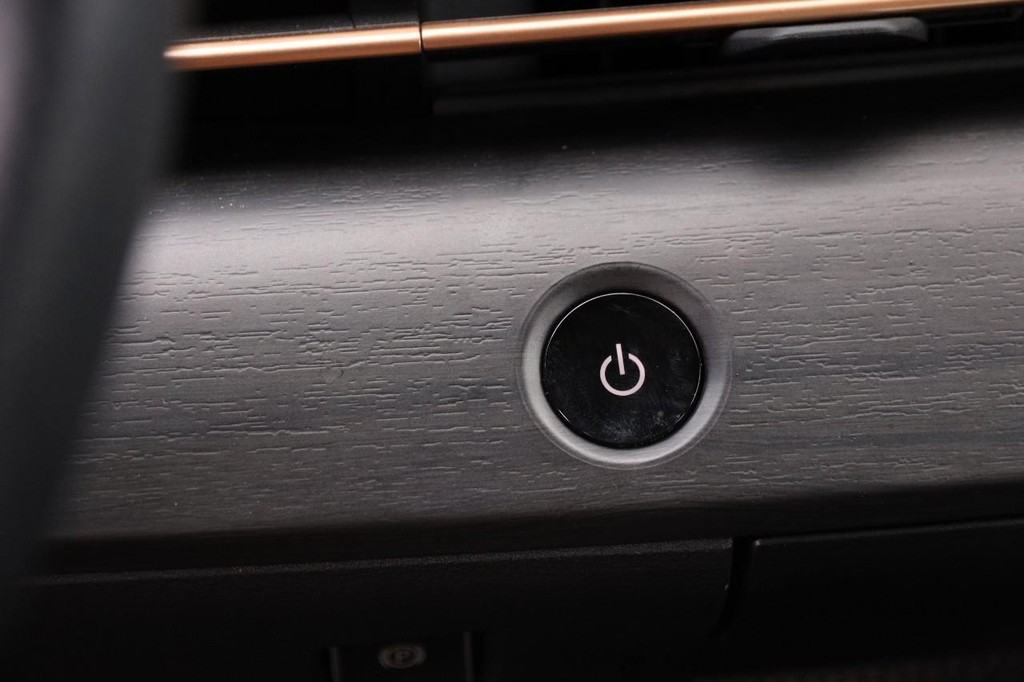 Nissan ARIYA Vehicle Full-screen Gallery Image 16