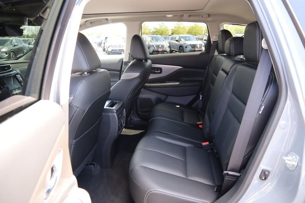 Nissan Murano Vehicle Image 11