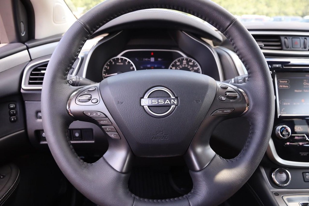 Nissan Murano Vehicle Image 12