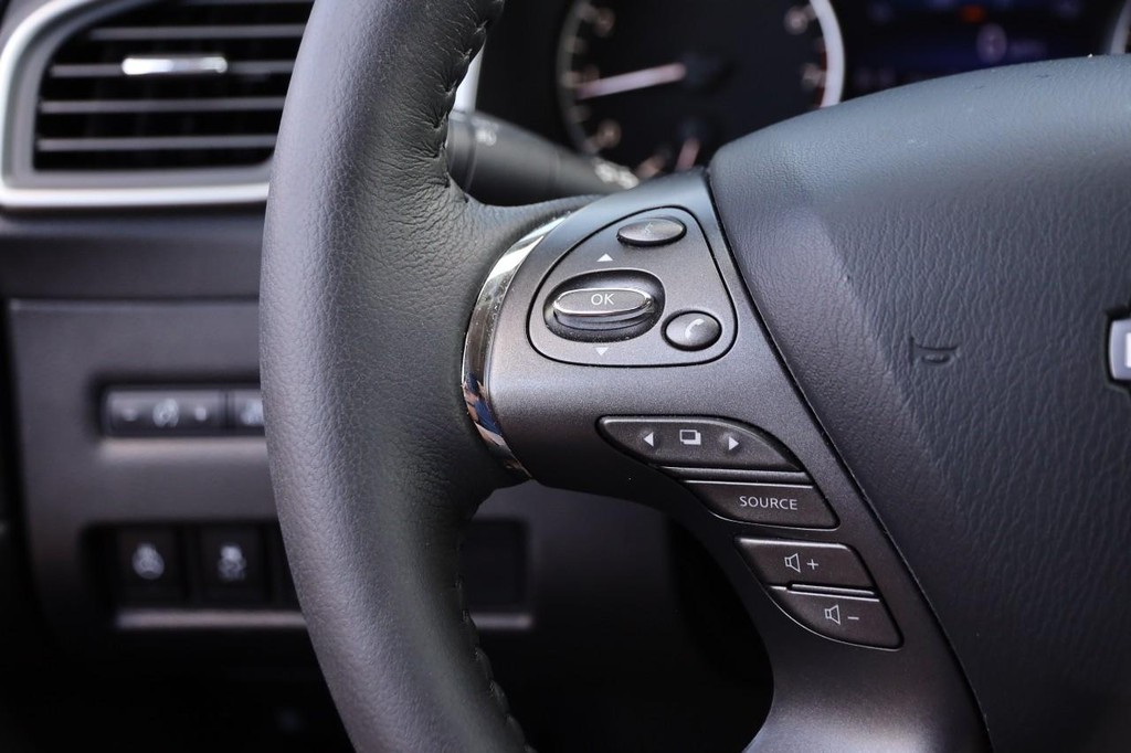 Nissan Murano Vehicle Image 13