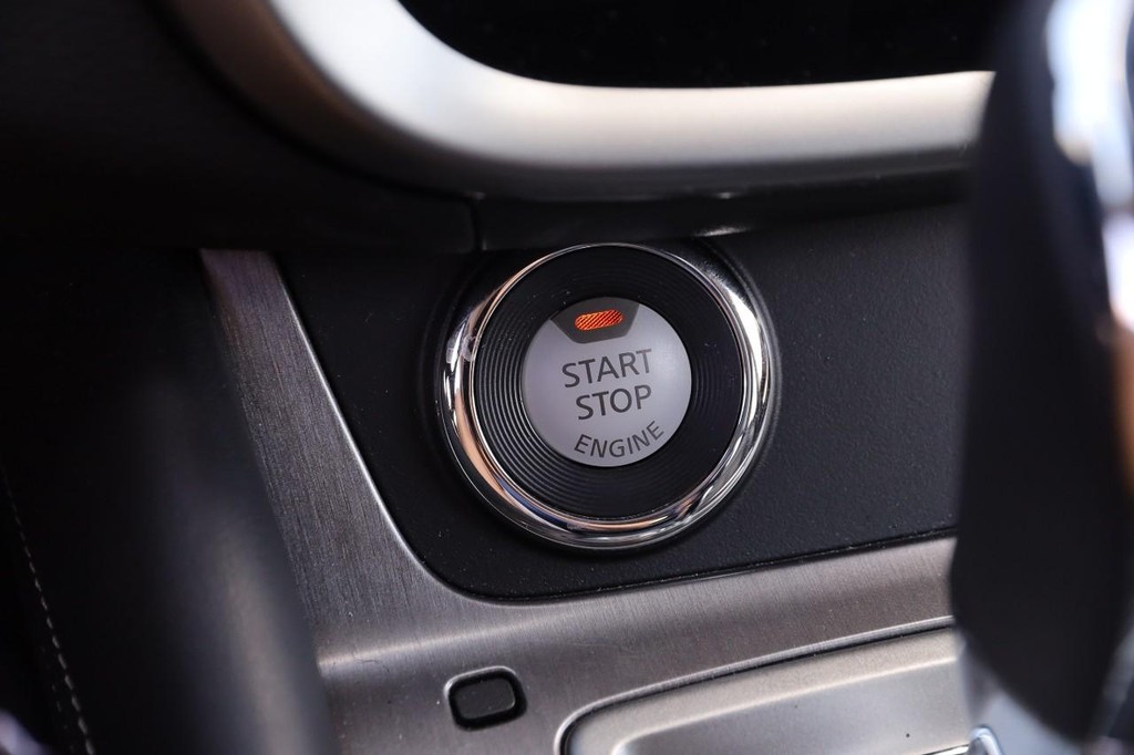 Nissan Murano Vehicle Image 16