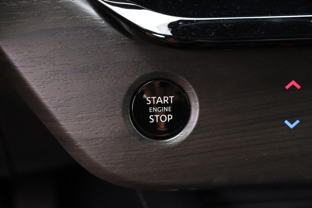 Nissan Murano Vehicle Full-screen Gallery Image 18