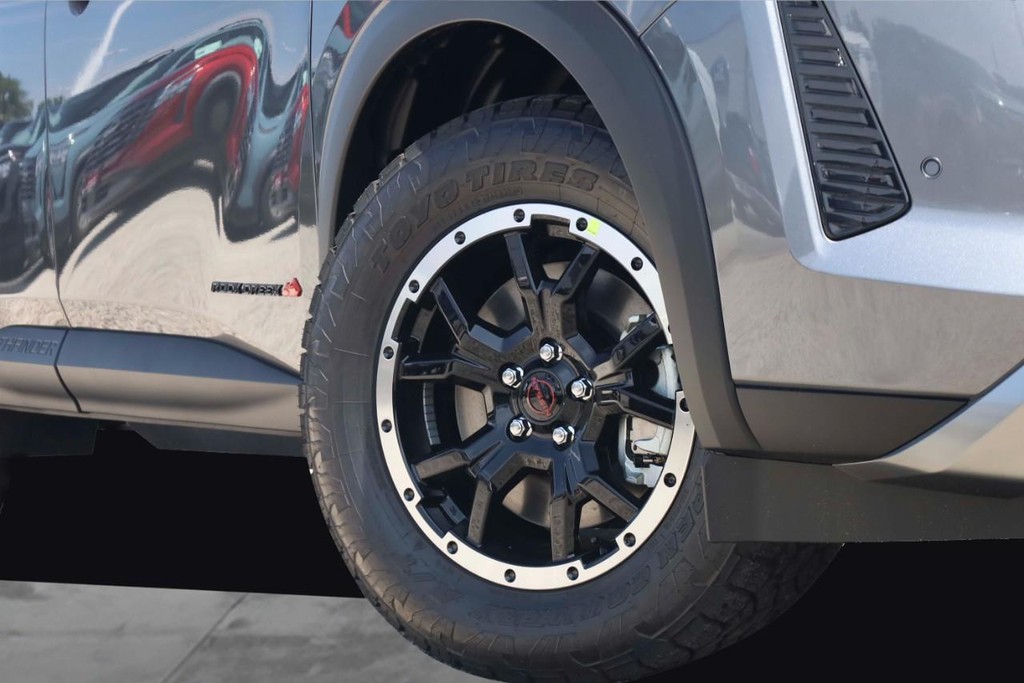 Nissan Pathfinder Vehicle Full-screen Gallery Image 3
