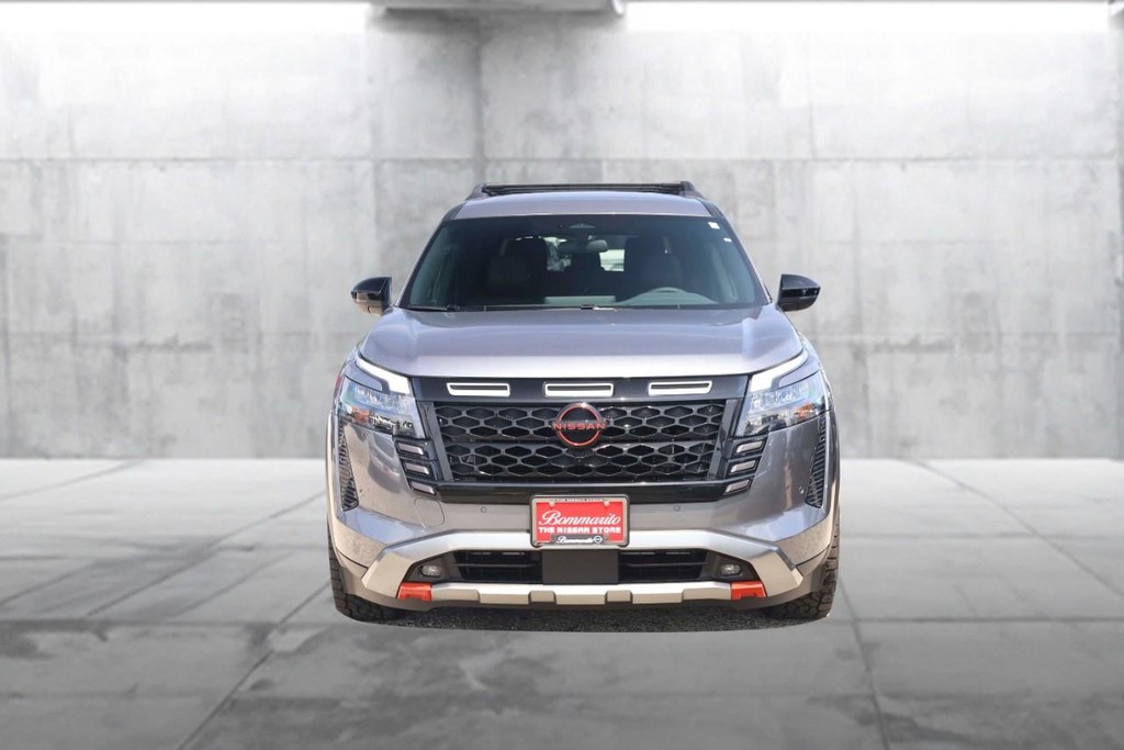 Nissan Pathfinder Vehicle Full-screen Gallery Image 4