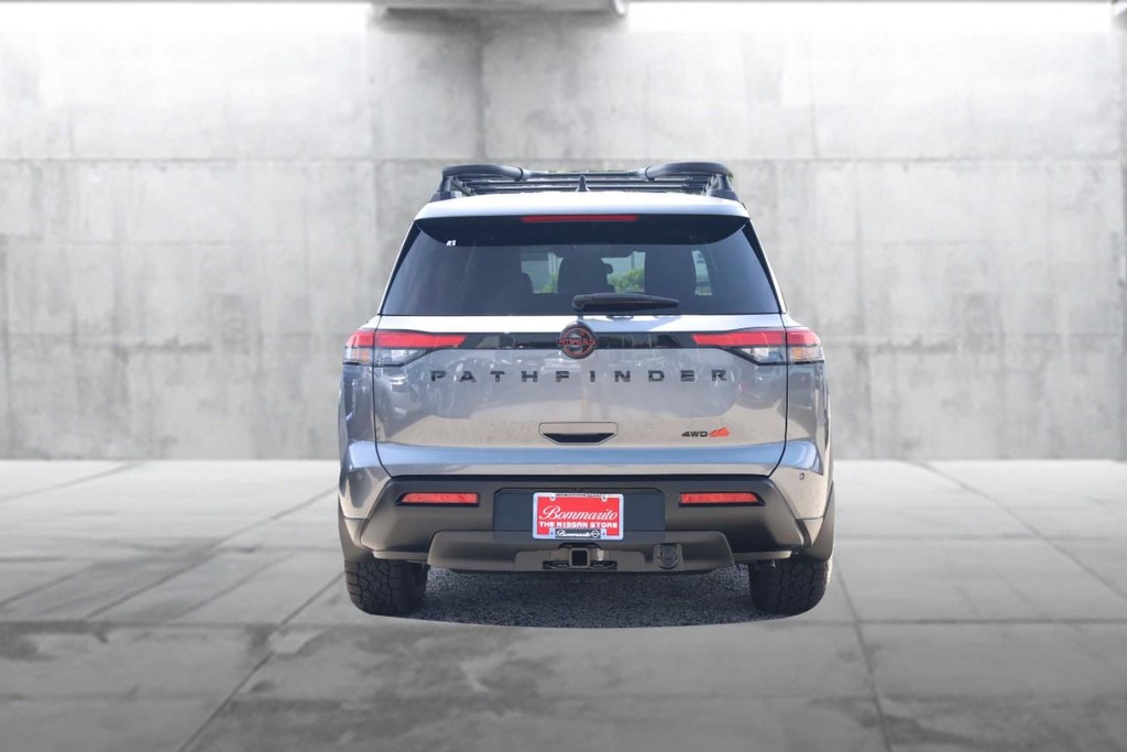 Nissan Pathfinder Vehicle Full-screen Gallery Image 6