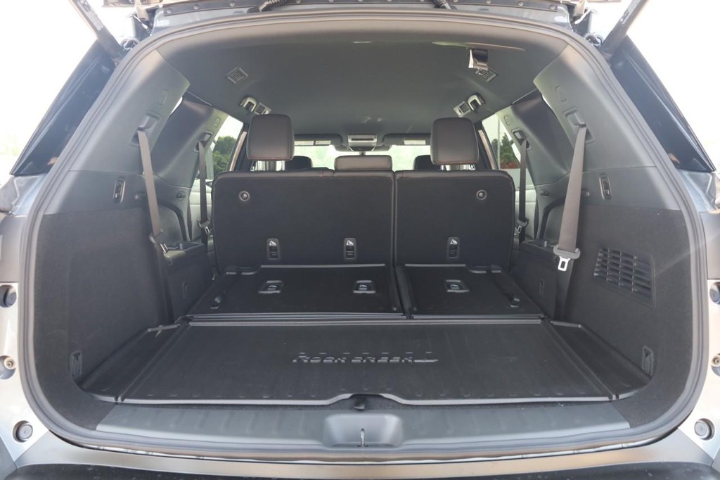 Nissan Pathfinder Vehicle Full-screen Gallery Image 9