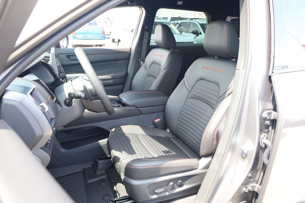 Nissan Pathfinder Vehicle Full-screen Gallery Image 10