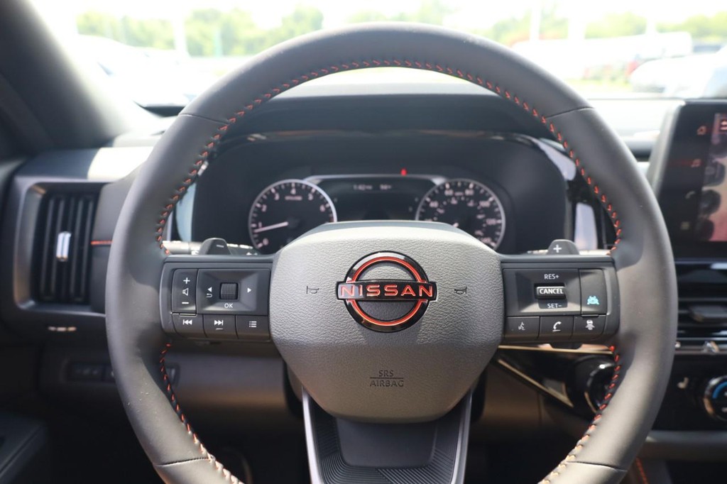 Nissan Pathfinder Vehicle Full-screen Gallery Image 11