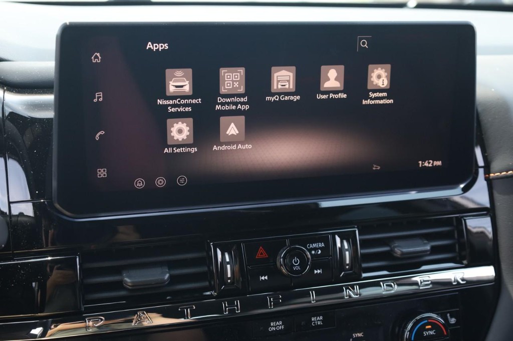 Nissan Pathfinder Vehicle Full-screen Gallery Image 13