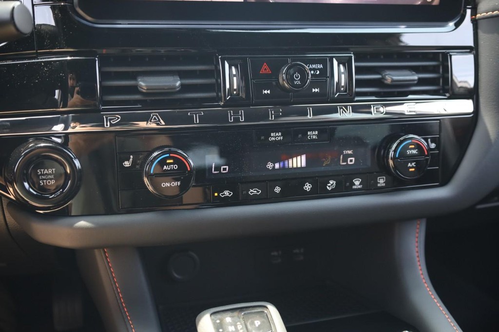 Nissan Pathfinder Vehicle Full-screen Gallery Image 15