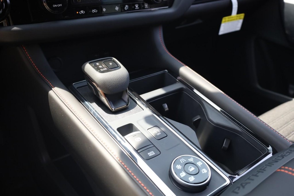 Nissan Pathfinder Vehicle Full-screen Gallery Image 17