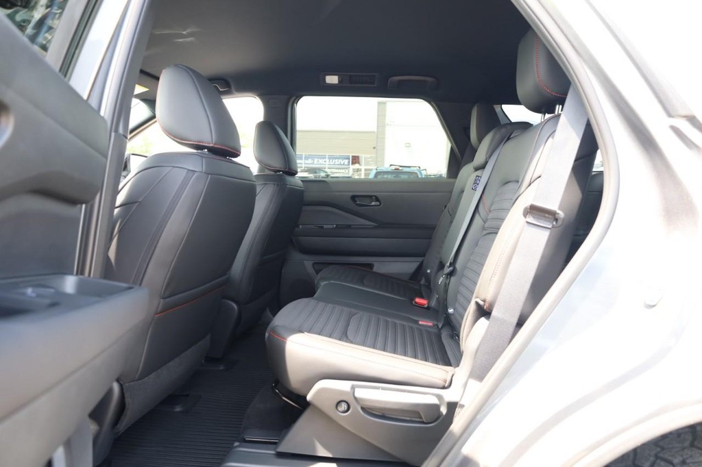 Nissan Pathfinder Vehicle Full-screen Gallery Image 19