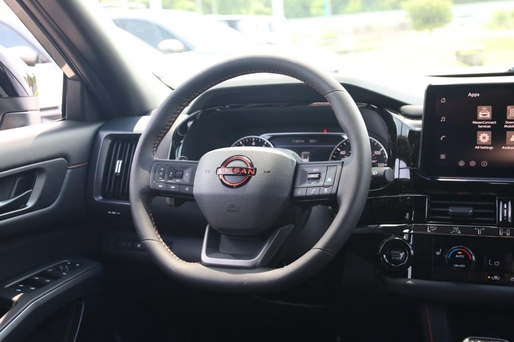 Nissan Pathfinder Vehicle Full-screen Gallery Image 21