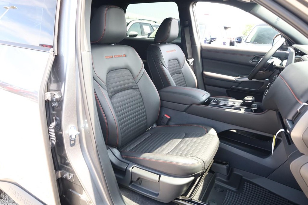 Nissan Pathfinder Vehicle Full-screen Gallery Image 22