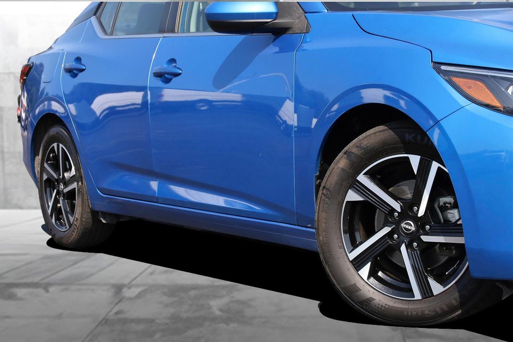 Nissan Sentra Vehicle Full-screen Gallery Image 3