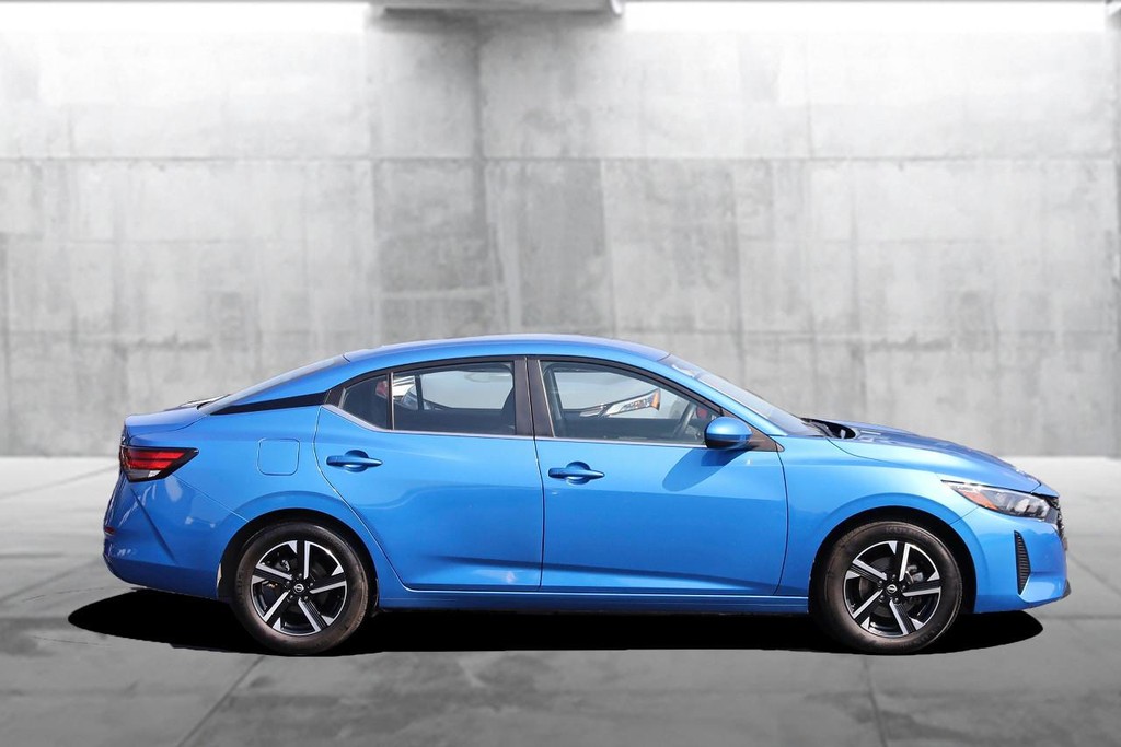 Nissan Sentra Vehicle Full-screen Gallery Image 5