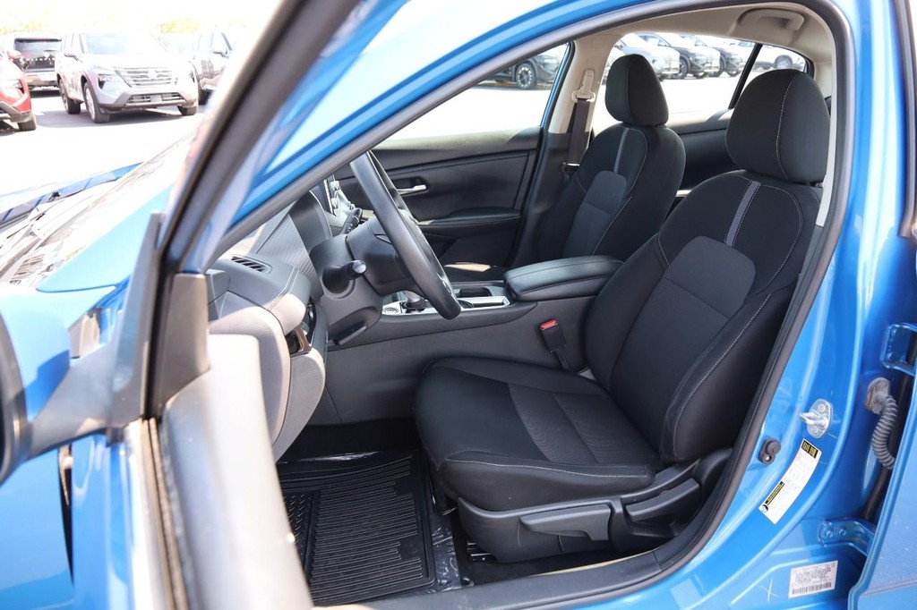 Nissan Sentra Vehicle Full-screen Gallery Image 8