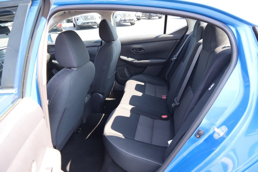 Nissan Sentra Vehicle Full-screen Gallery Image 9