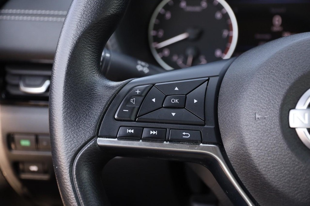 Nissan Sentra Vehicle Full-screen Gallery Image 11