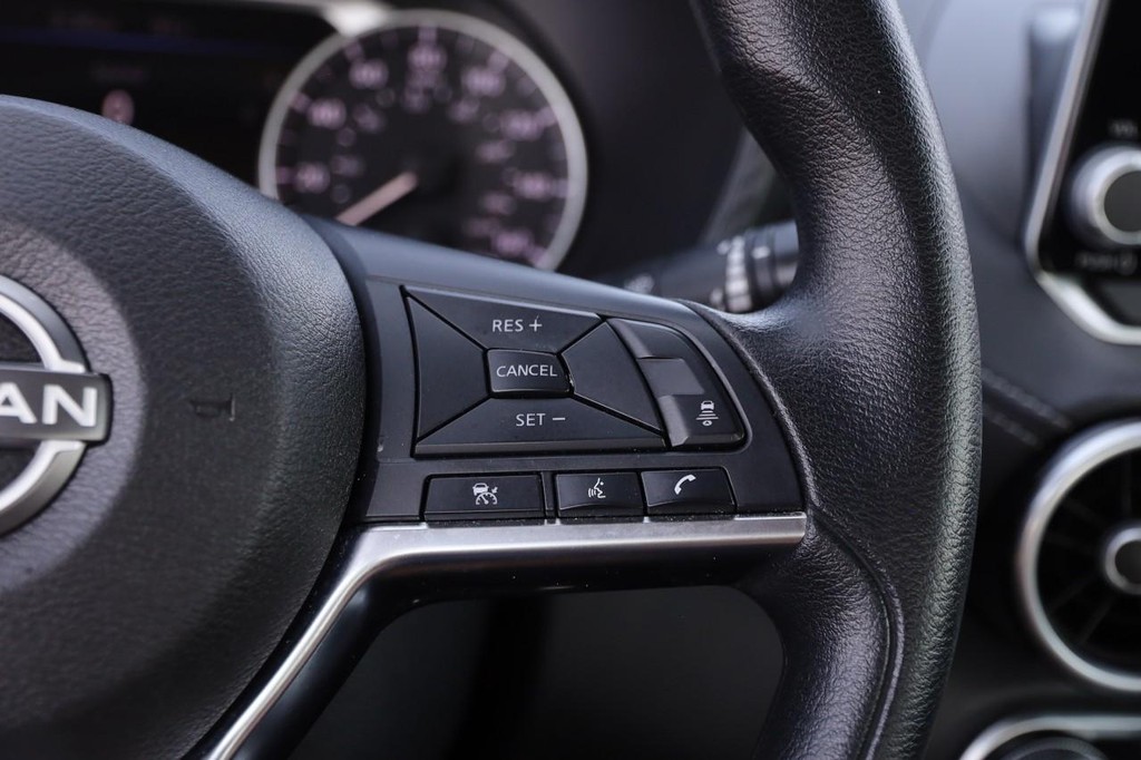 Nissan Sentra Vehicle Full-screen Gallery Image 12
