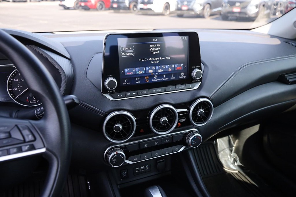 Nissan Sentra Vehicle Full-screen Gallery Image 15