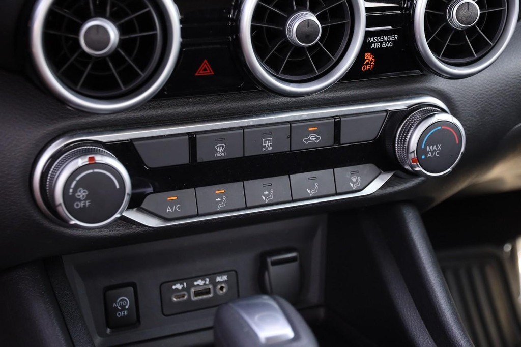 Nissan Sentra Vehicle Full-screen Gallery Image 18