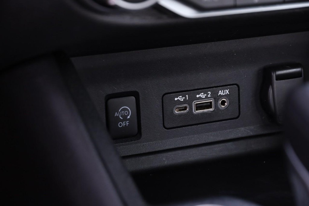 Nissan Sentra Vehicle Full-screen Gallery Image 19