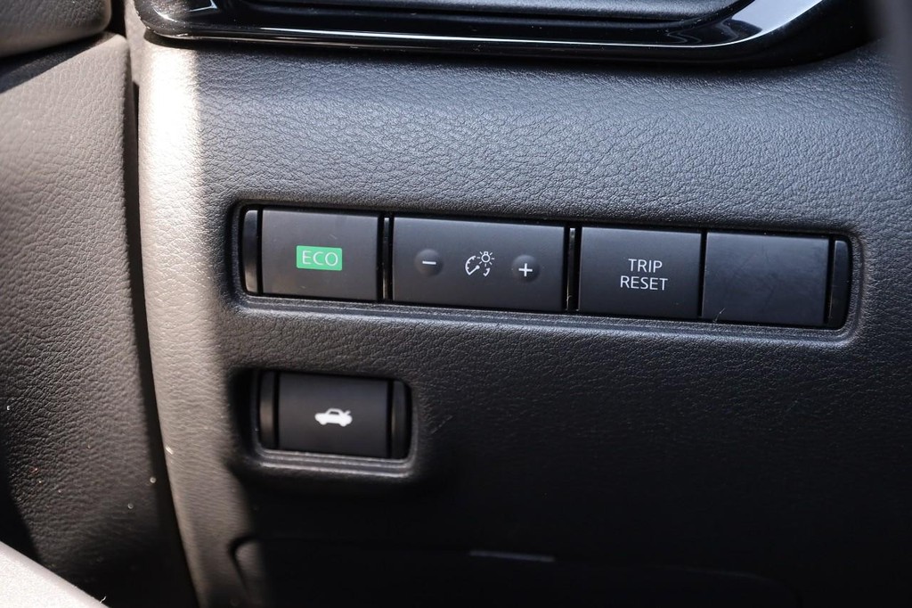 Nissan Sentra Vehicle Full-screen Gallery Image 20