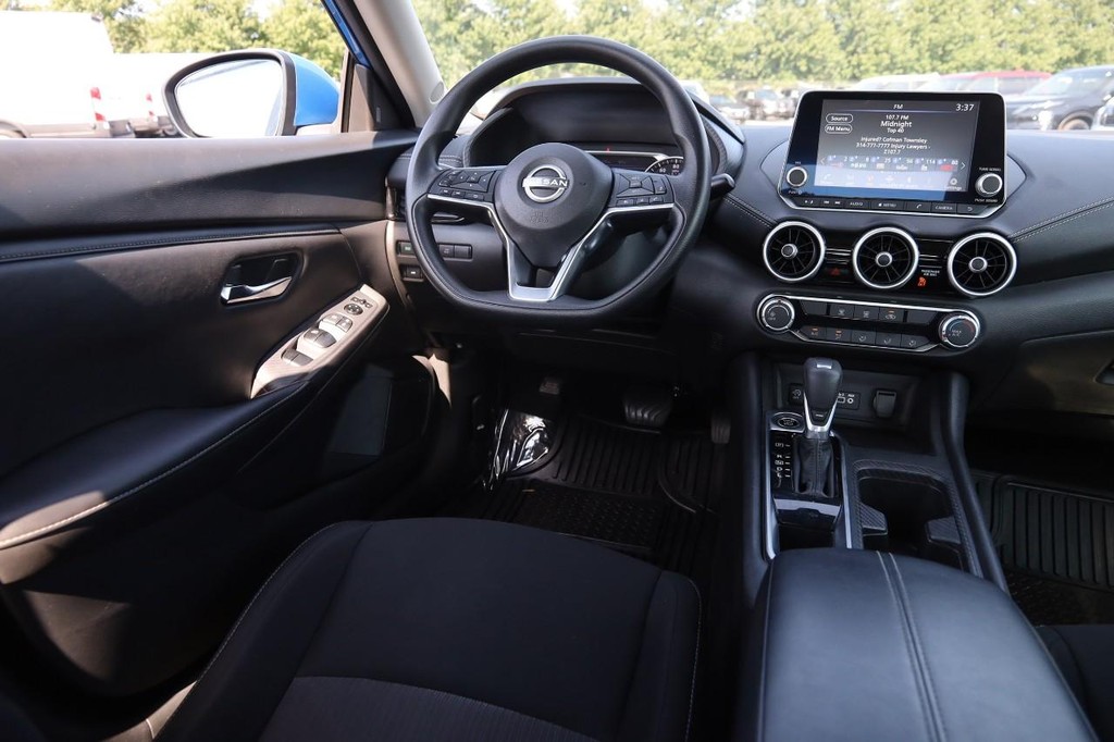 Nissan Sentra Vehicle Full-screen Gallery Image 22