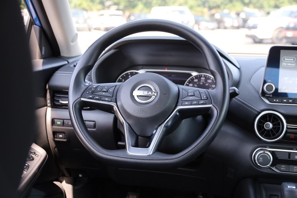 Nissan Sentra Vehicle Full-screen Gallery Image 23