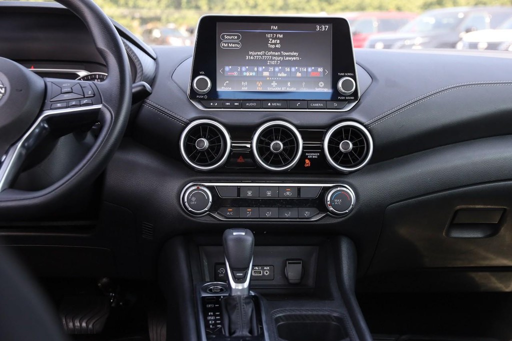 Nissan Sentra Vehicle Full-screen Gallery Image 24